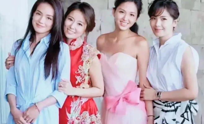 这张合照里的四个妹子都挺养眼的，各有各的特点。

左边第一个穿白衣服的看起来