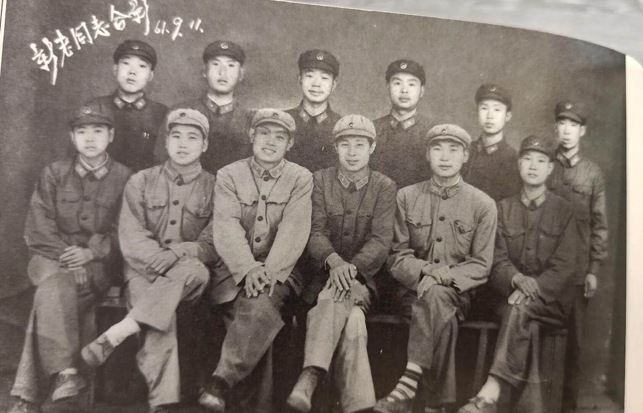 这是拍摄于上世纪60年代的一张珍贵合影，照片中有帅气的王心刚老师，你能一眼看出他