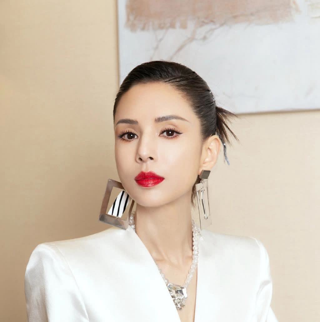 至今单身的十位女明星
一、刘亦菲，39岁
二、李冰冰，51岁
三、许晴，5