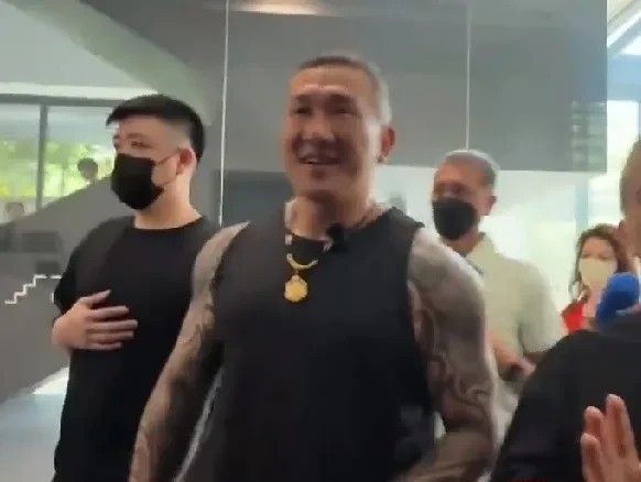有没有发现
这个五大三粗满嘴三字经的家伙
来大陆几天后
说话文明多了
语