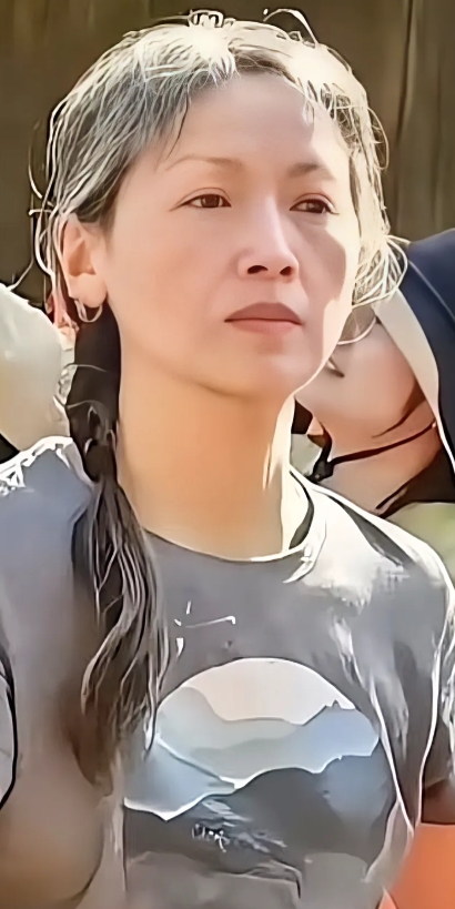 真不敢相信，这个满头白发的女人，面色萎黄苍老，的看着让人心疼！
竟然是曾经是清纯