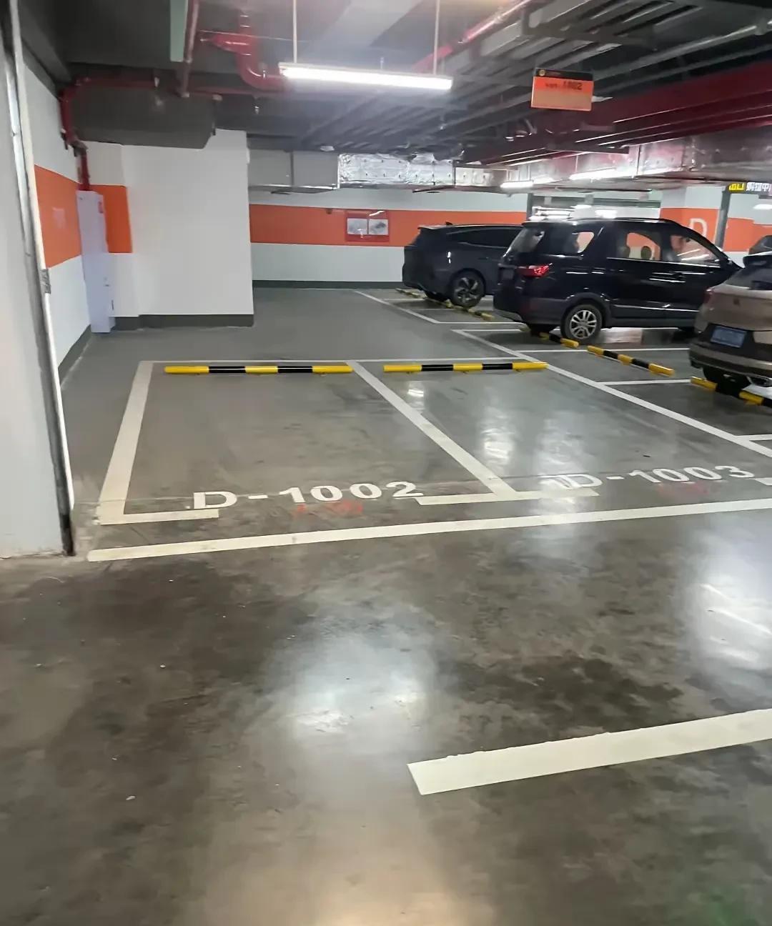 你们小区的车位管理费是单独收取的吗？我们小区车位管理费每个月收50块钱一个车位，