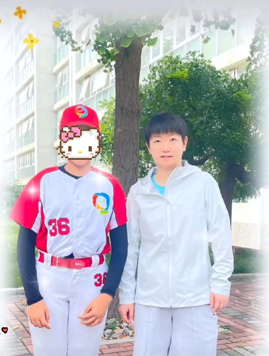 9.22新鲜的孙颖莎合影一张！
哇偶今天的莎莎好清爽，这是在体总院里的合影~
莎