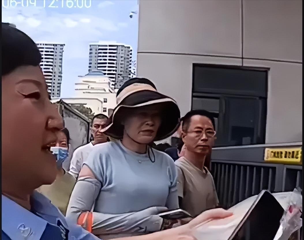 高考生中午没吃饭，打电话给家人居然关机？警发现后，做法太暖心了！
其实每年高考期