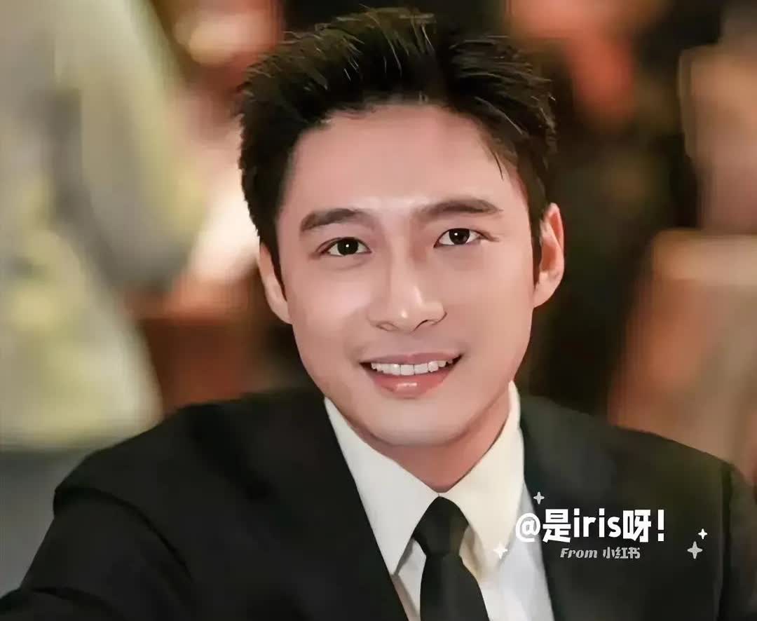 港媒镜头突然集体转向霍启山。1月5日深湾游艇会婚礼现场，西装革履的霍二少全程化身