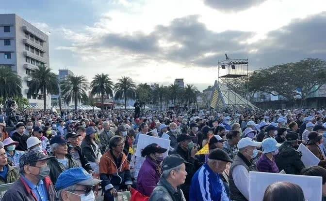 民进党最近在花莲搞了个大动作，他们启动了一个叫做“民众是老大”的巡回演讲活动。
