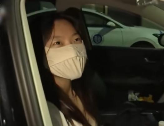 “没有下等人的服务态度！”近日上海父女俩大骂网约车司机，只因雨天司机没下车扶人，