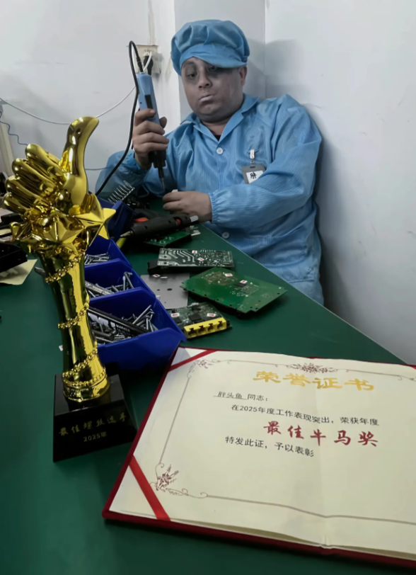 大家都是打工人 只是跑道不一样而已