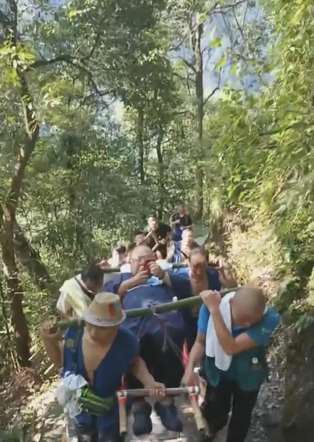 “真是有钱任性啊！”263斤男子想上峨眉山，但因体重问题实在困难，于是他花200