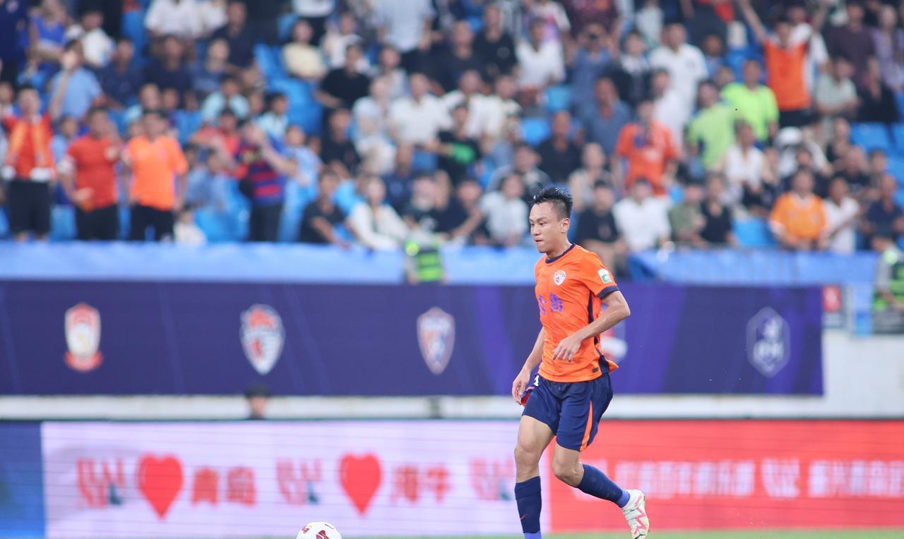 李小恒、克雷桑进球！山东泰山半场2-0领先青岛海牛！说韩鹏会给李霄鹏放水的出来走