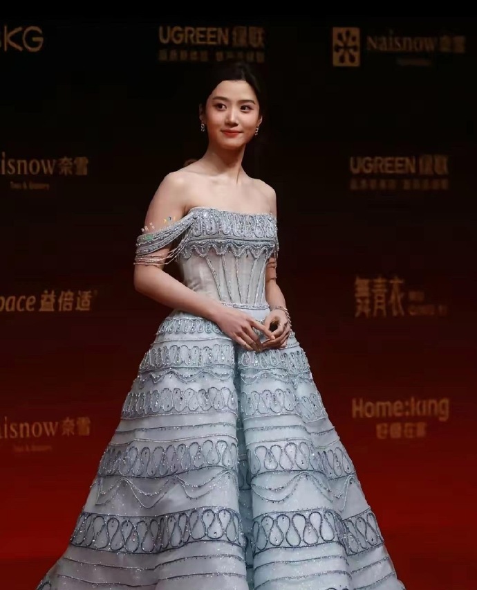 女明星卢昱晓参加活动走红毯照片曝光。

之前很多网友都吐槽她身子长得有点壮。
