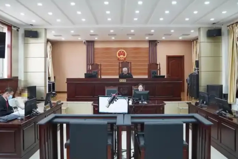 “这就是爱占便宜的代价！”3月26日，重庆一男子在工作期间，总爱摸女员工们的手、