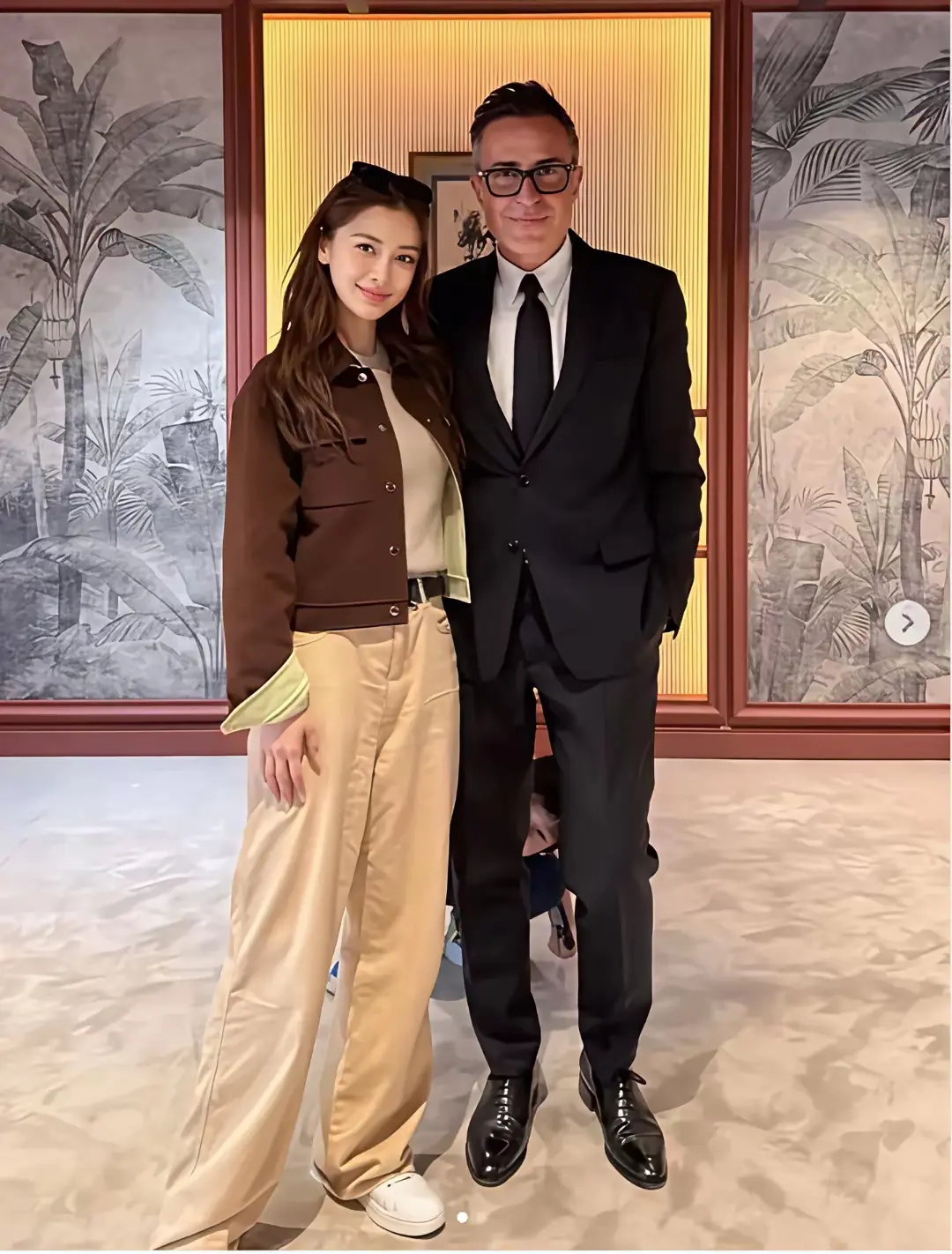 baby.第一次见她穿裤子，看这一裤子的褶子，太不高端了。
