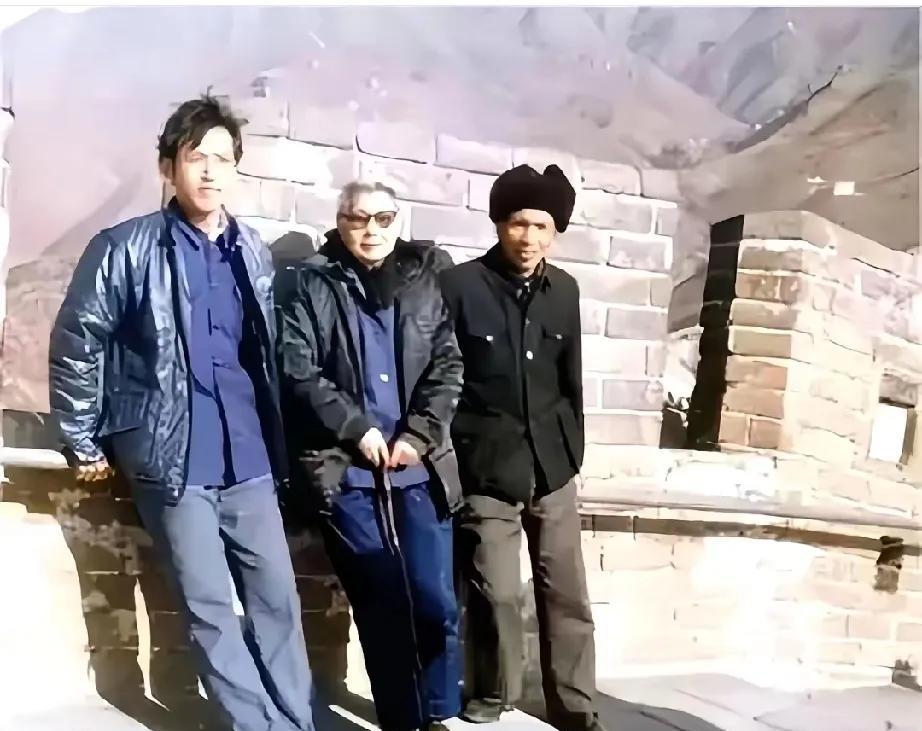 曾志与长子和长孙在长城上的一张合影！曾志目光满是慈爱与欣慰，岁月的痕迹藏不住她一