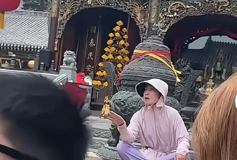 女子在五台山五爷庙坐在供桌之上，称自己就是五爷。大声痛斥前来的香客，你们平时不干