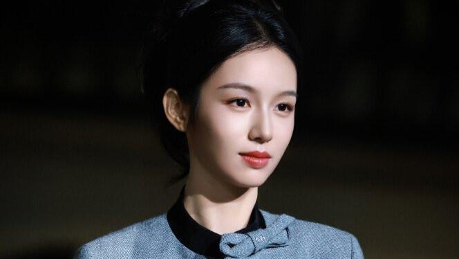 周也活动造型甜飒兼备，千金范儿直接拉满