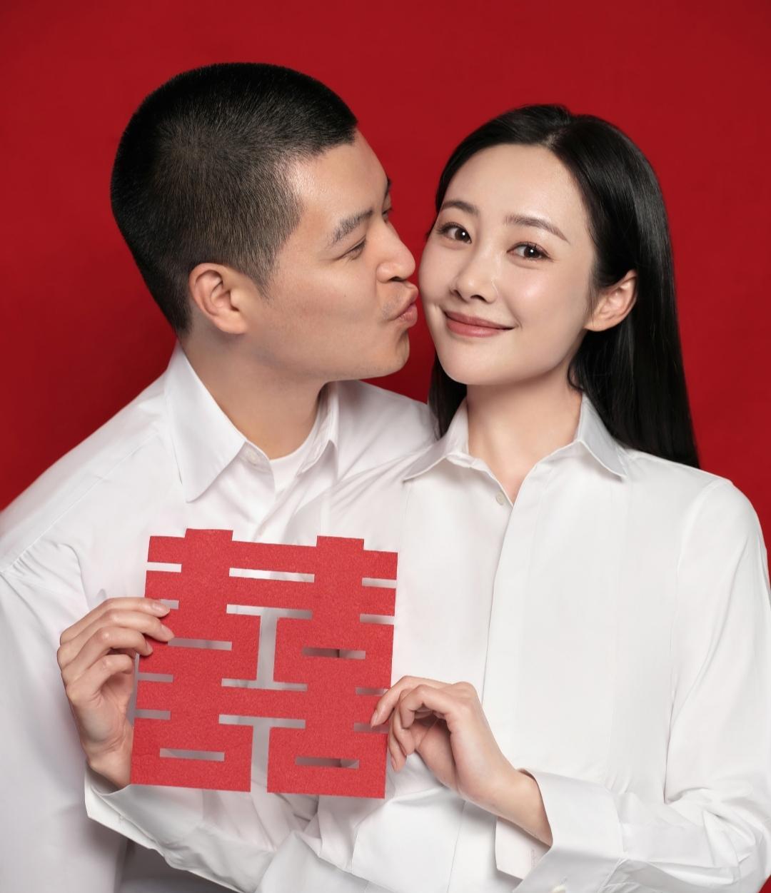 李纯马頔领证了！这波官宣甜度拉满
刷到李纯和马頔领结婚证的消息，瞬间跟着开心！这