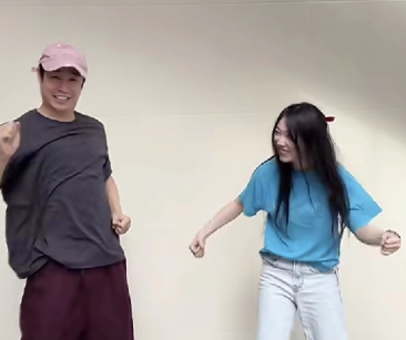 小沈阳也是太为难了
原来小沈阳陪女儿跳舞，女儿跳得那叫一个和谐可爱，节奏感十足，