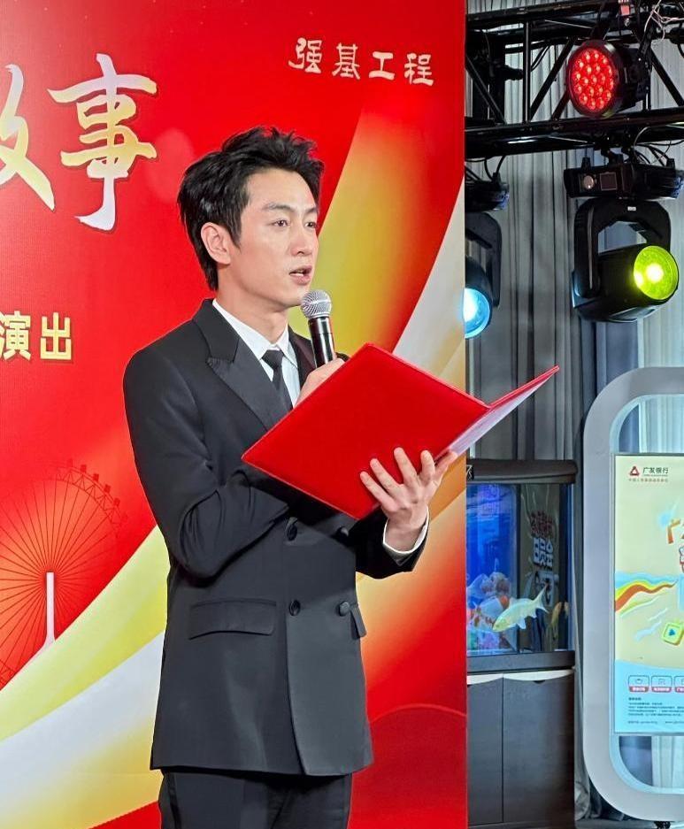 陈晓离婚后首次公开亮相的状态让不少网友直呼“太顶了”！
活动现场他一身剪裁利落的