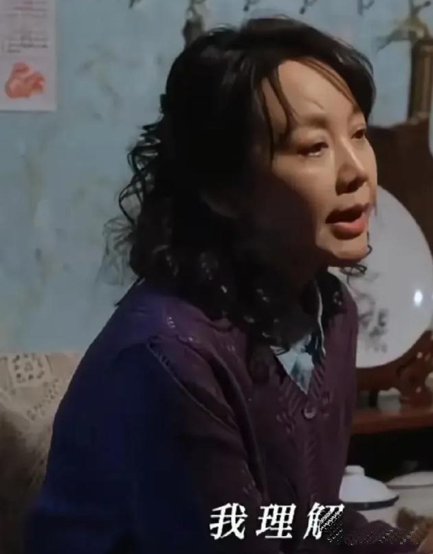 发现没，小巷人家，黄玲绝对不是“软柿子”！
1. 给婆婆过生日，大包小包地提着，