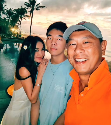 就是温碧霞和她老公太不正常了， 不是因为两人没有自己的亲生孩子