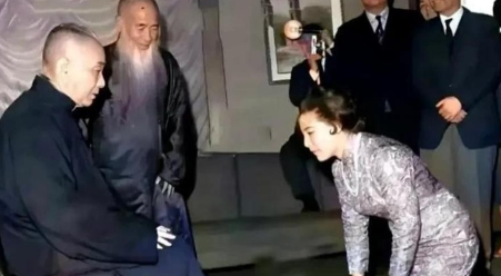1968年，张大千的四姨太徐雯波，正跪在地上拜师。她妆容精致，发型讲究，一身华丽