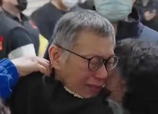 柯文哲妻子陈佩琪今天非常伤心难过的表示，在柯文哲参加完父亲的告别式后，他趁机在当