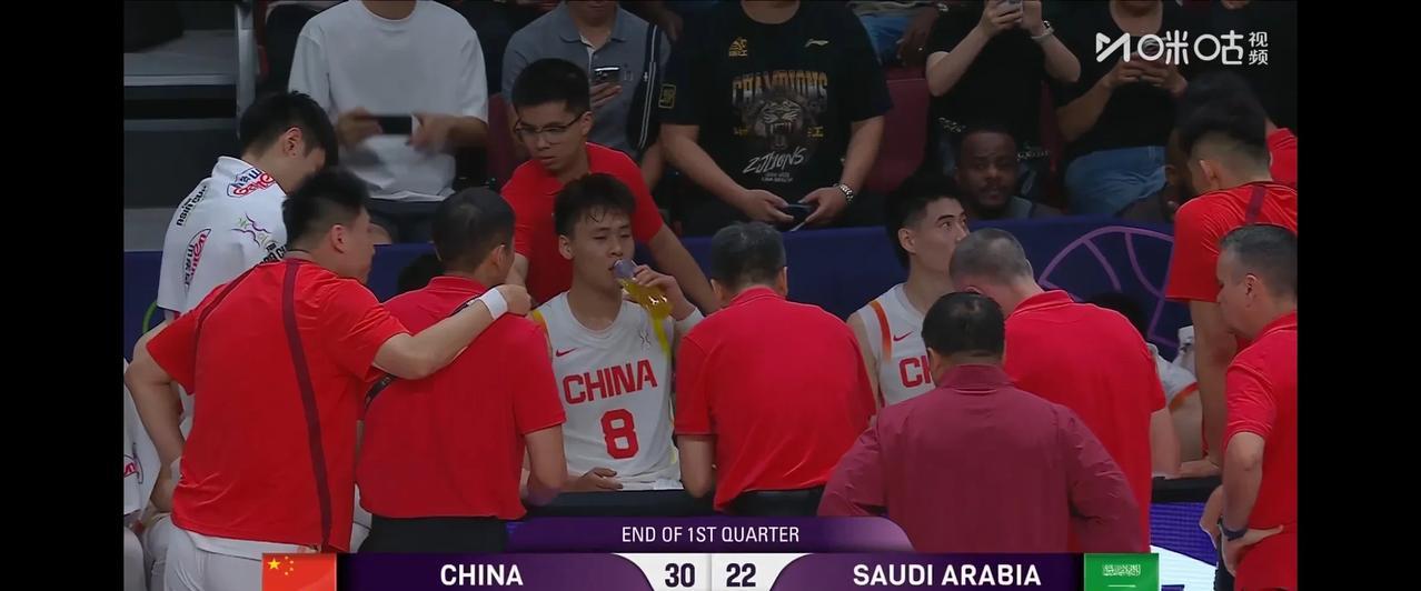 中国男篮首节火力全开，30:22领先东道主沙特队8分！
队长赵睿3投全中拿到8分