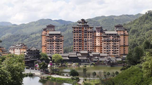 云南宝藏森林城市，温泉瀑布，苗寨古村，昆明动车直达