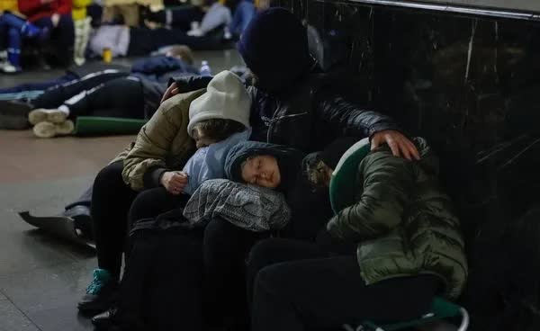 【】当地时间5月24日凌晨，乌克兰基辅传出爆炸声。

乌称俄军向基辅发射弹道