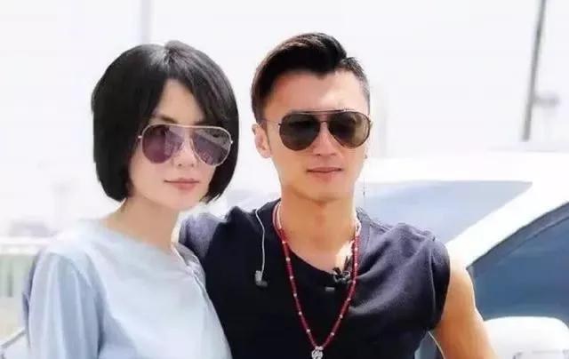 近日，谢霆锋与两个儿子用餐时被偶遇。席间，父子三人边吃边聊，氛围温馨。虽未见王菲