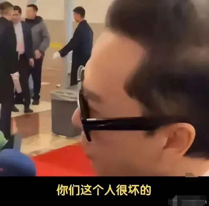 谁有台媒的电话，给我一个，我要爆甄子丹的料

你别看他西装笔挺，文质彬彬，就以为