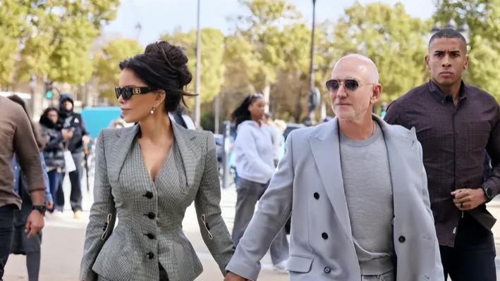 被贝佐斯帅到啦！穿夹克与牛仔尽显活力感，脸上有白胡须也不显老