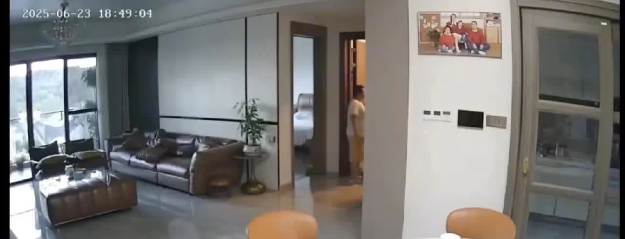 昨天地震视频点击量最高的，
可能就属这位小孩哥了。
地震来的时候，
父亲带