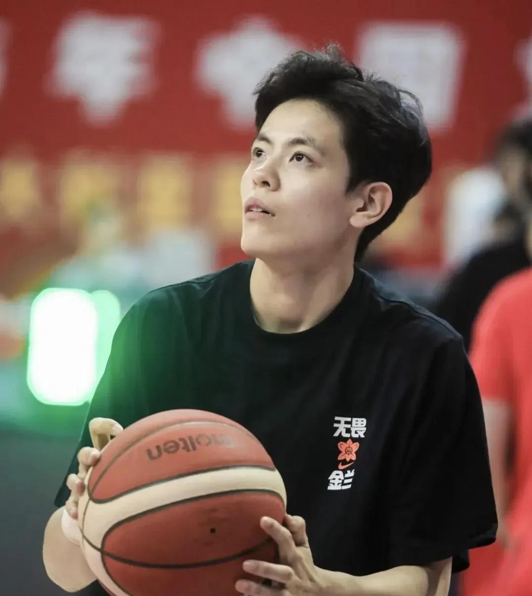 杨舒予的定位错了，不应该让她去打前锋位置，她的身高和运动持球能力，是标准的后卫球