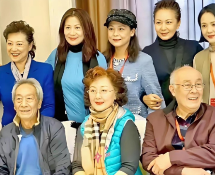 后排就认得出王馥荔、赵越、陈炜，前排有王奎荣和老一辈艺术家许还山，而坐在中间的是