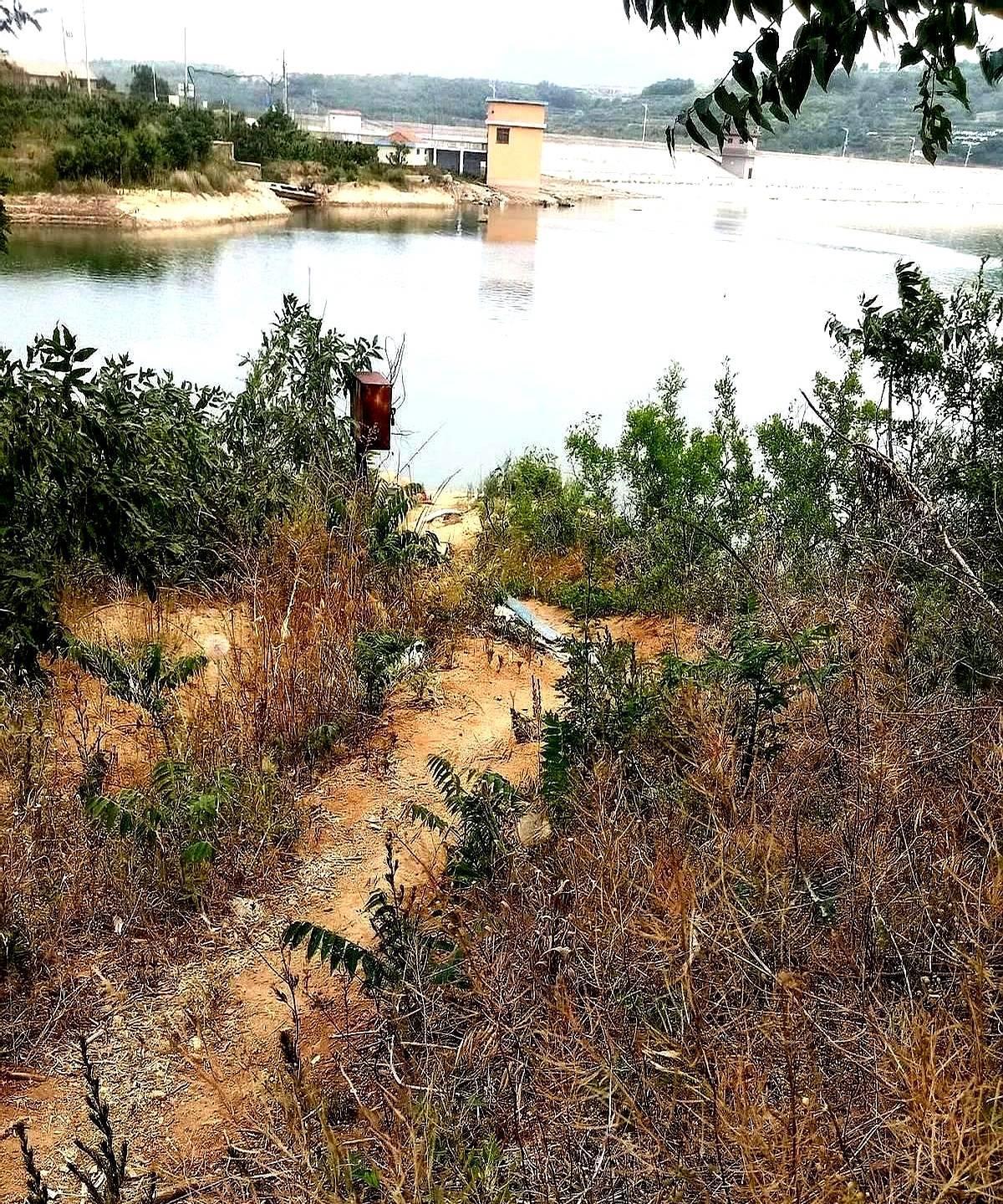 对门邻居前几天把钥匙塞我手里说："兄弟，我这身子骨最近老发虚，上儿子那儿搭把手照