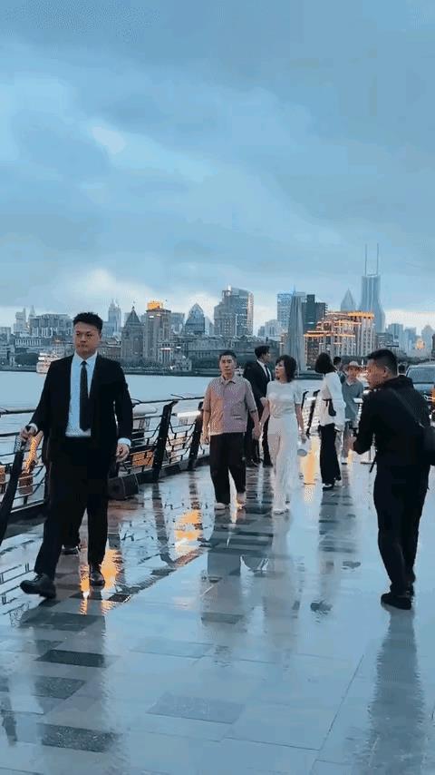 网友说梁朝伟像是刚高考出来的孩子，刘嘉玲像接他放学的妈妈
听说过梁朝伟比较社恐，