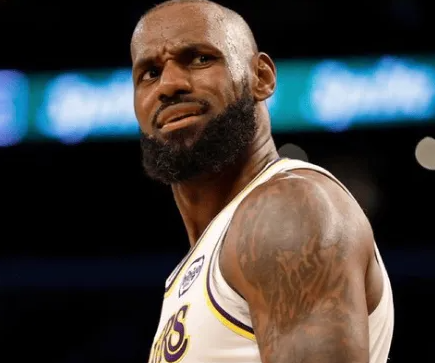 斯马特盛赞詹姆斯扛起了整个球队。掌控比赛节奏，在各个方面主导比赛进程——无论是自