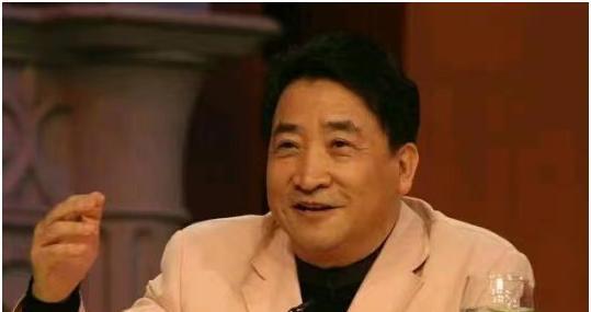 有一天，鞠萍打电话问姜昆：“老哥，你能借给我50000元吗？我有点急事。”姜昆说