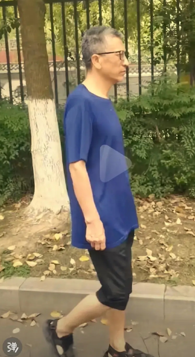 罗爸爸是不是也在思索未来的路该怎么走，好不容易看到的光又灭了，那长长的文字基本上