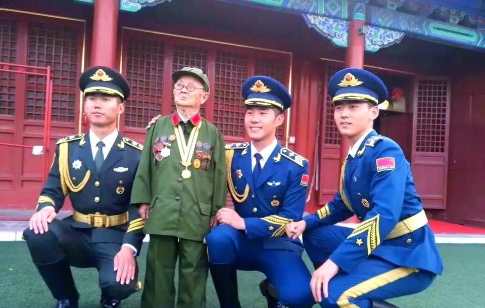 1939年，一个小男孩在街上碰到了日本军官川岛谷川，恭敬的朝他鞠了一躬，川岛谷川