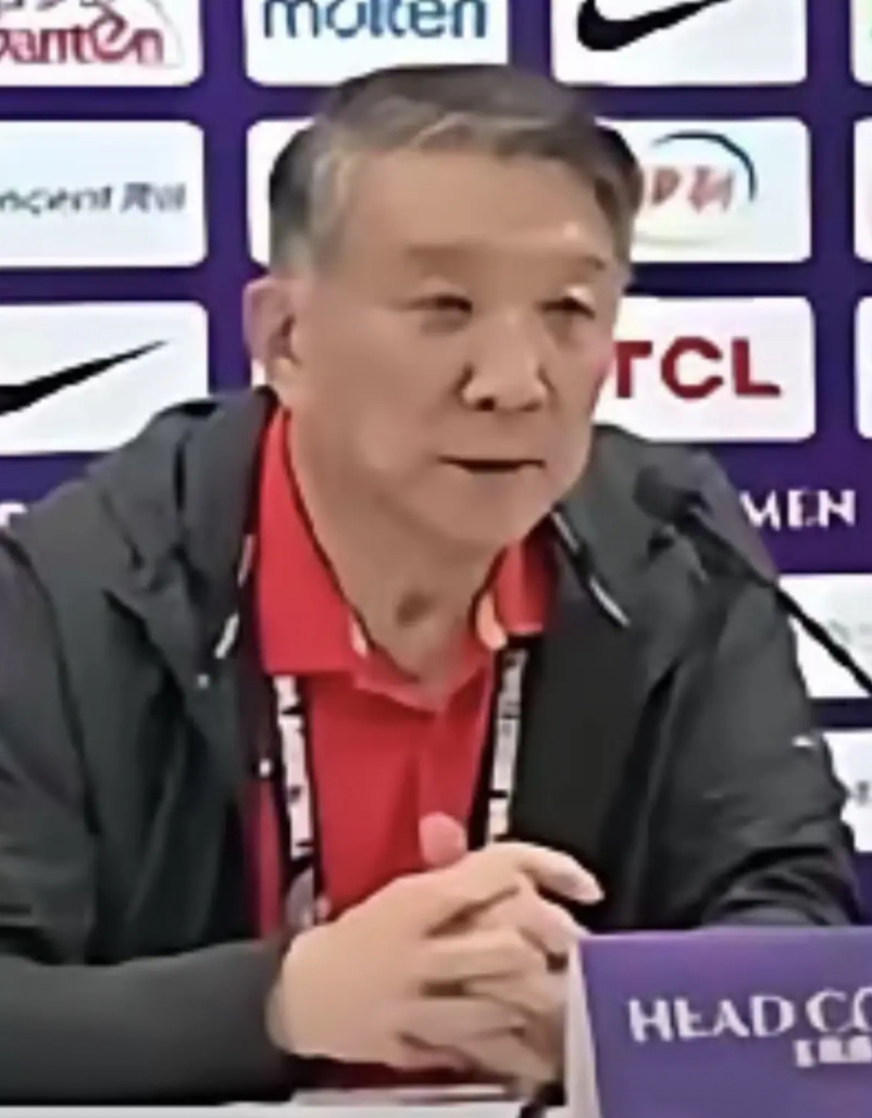 中国女篮输于日本。赛后，宫鲁鸣新闻发布会上笑容可掬，看台上郑海霞一脸凝重，苗立杰