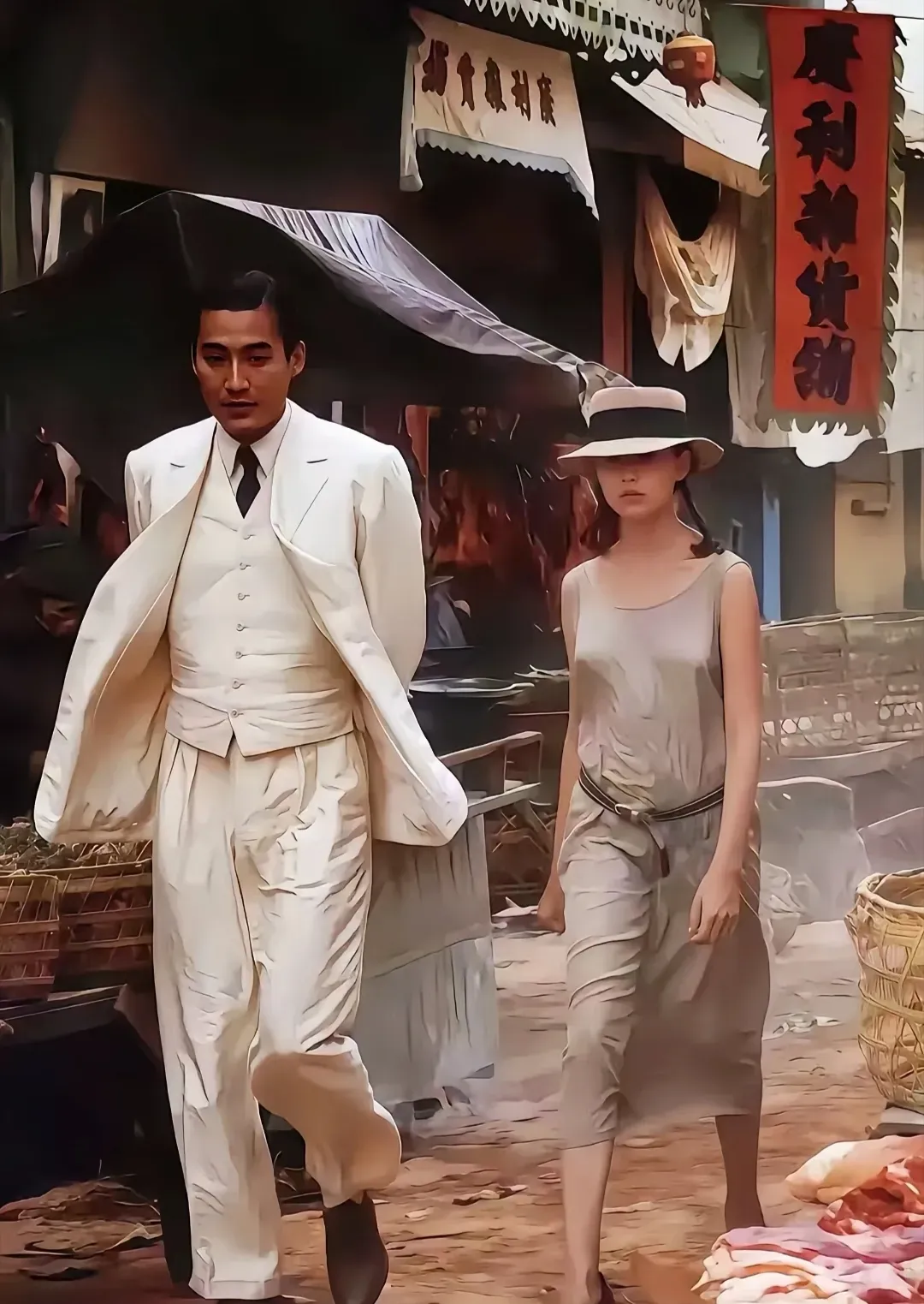 梁家辉旁边的美女看着挺眼熟？有人知道她是谁吗？
