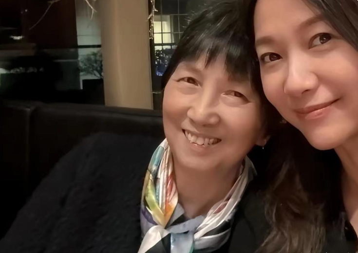 徐静蕾ins更新与妈妈合影！
并配文：我和媽媽今天和48年前❤️❤️。
图二像2
