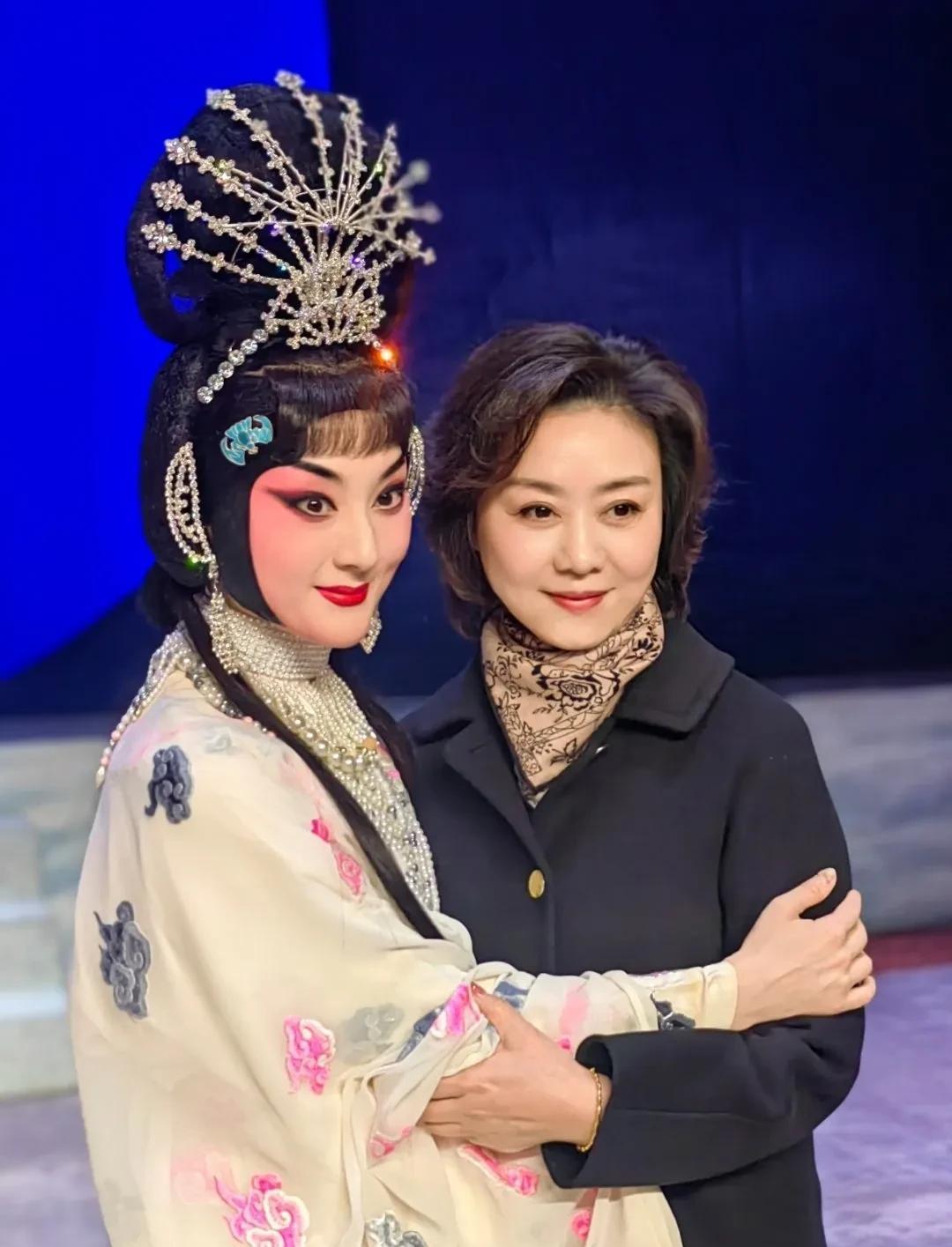 “京剧美人”李胜素教授和她的3个学生的合影，当年李团长一个眼神，一个动作，一个身
