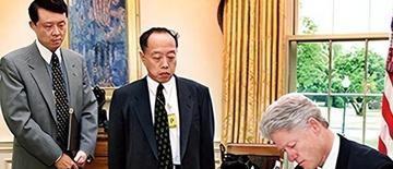 1997年3月，李肇星访问智利，送给智利副外长一份礼物。对方当面打开礼品盒一看，