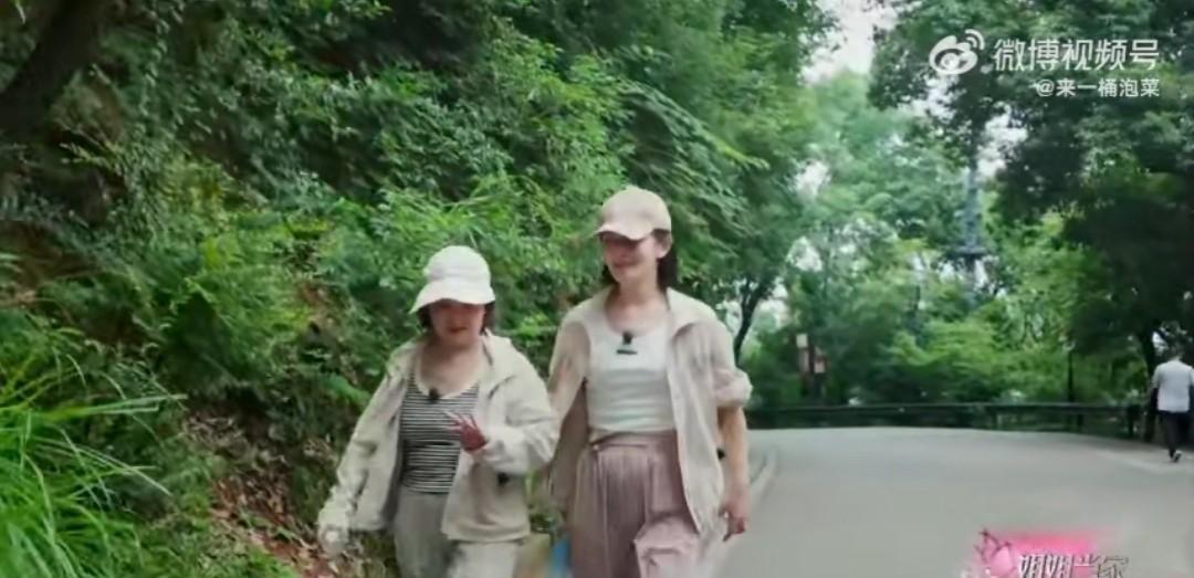 谢娜把长发剪短了，原来是这个原因。
谢娜说：“我为什么把长发剪短了？那是因为有一