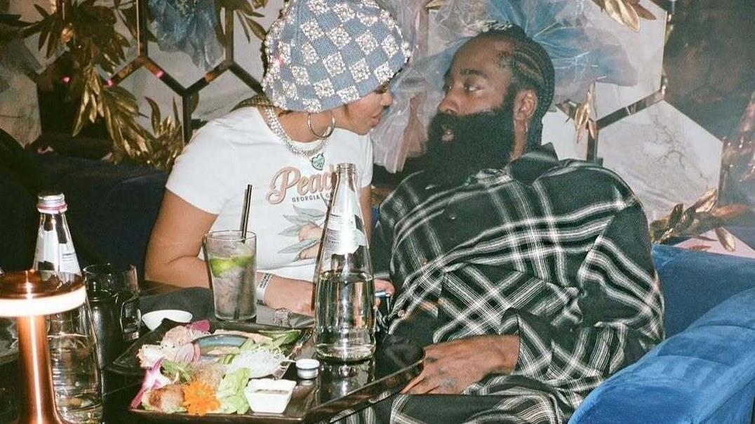 哈登女友疑似怀孕可能性不高，就算是真的也只是她自己的第2胎。
哈登跟他的女友佩姐
