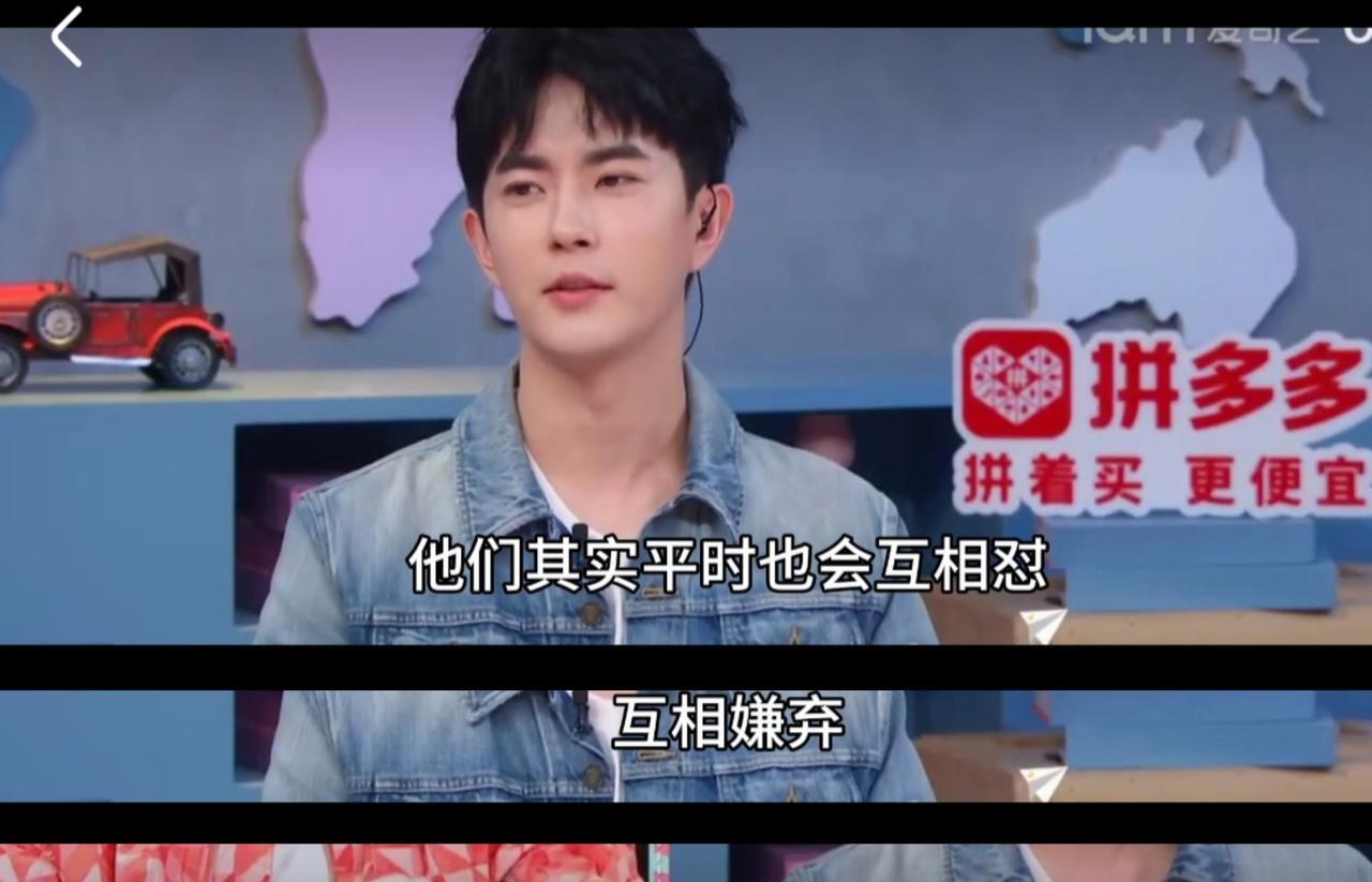 于朦胧说过自己不是单亲家庭，家庭幸福，爸妈很恩爱。
他爸妈在家都是互怼的状态，但